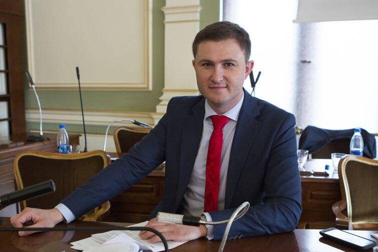 Piotr Grzelak, zastępca prezydenta Gdańska, tłumaczył podczas sesji, dlaczego konieczne jest wprowadzenie podwyżek
