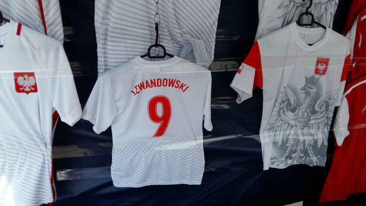 Koszulki z numerem 9 są po 35 zł za sztukę, bez względu na rozmiar - nawet dla kilkulatka. Lewandowski to najważniejsze nazwisko w reprezentacji, więc kibice chętnie płacą.
