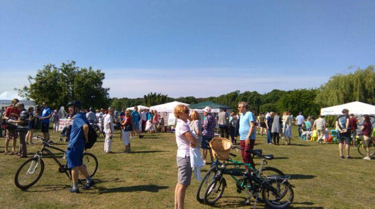 Niektórzy przyszli na piknik spacerkiem, inni przyjechali na rowerach
