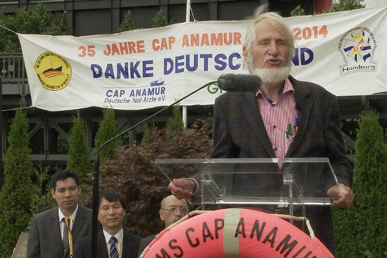 Kadr z filmu Radykalne życie... Rupert Neudeck podczas jubileuszu 35.lecia Cap Anamur w Hamburgu.
