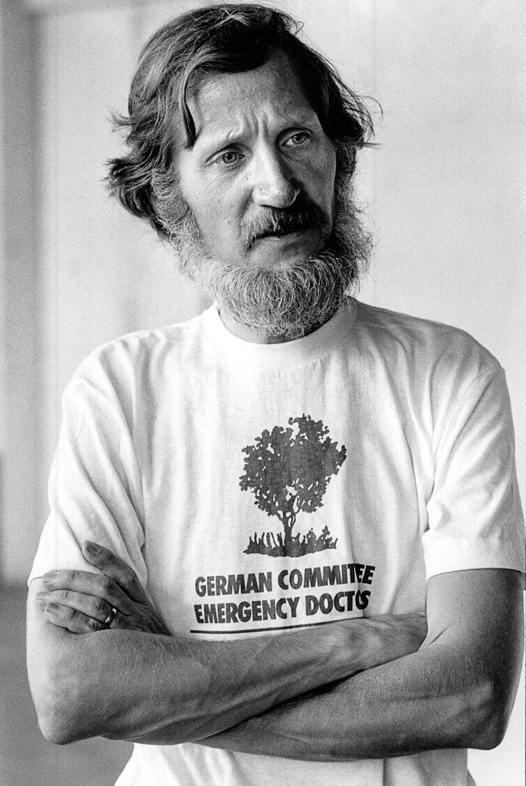 Rupert Neudeck w koszulce swojego stowarzyszenia w 1987 roku.
