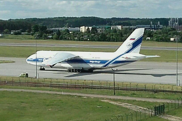 Poniedziałek, 6 czerwca 2016, godz. 8.12 - Antonow-124 Rusłan wylądował na lotnisku w Rębiechowie. Jak bardzo jest duży? Wystarczy spojrzeć na auto, które stoi tuż przy pasie startowym, na wysokości kabiny pilotów.
