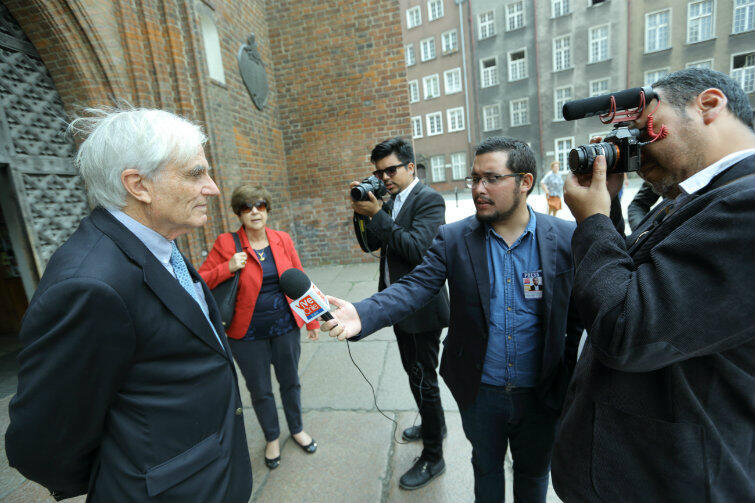 Chilijska ekipa TV rozmawia z Pablo Domeyką przed wejściem do Bazyliki Mariackiej w Gdańsku. 
