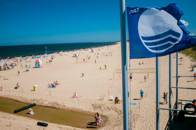 Błękitna Flaga to potwietrdzenie wysokiej jakości miejsca, w którym wypoczywasz. Tutaj - na plaży na Stogach.
