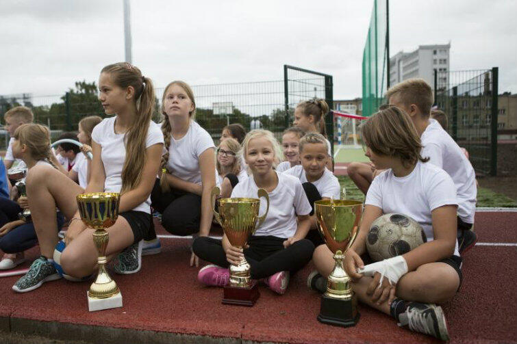 O dbałości władz samorządowych Gdańska o zdrowie dzieci i młodzieży świadczy nie tylko program 6-10-14 dla Zdrowia. Miasto wspiera wychowanie sportowe - w ciągu 10 lat z kasy samorządu sfinansowano budowę 80 boisk szkolnych. 
