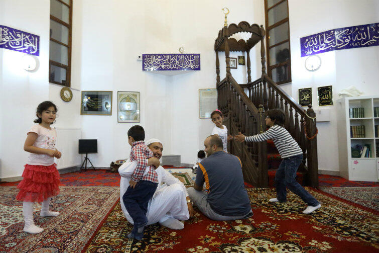 Po iftarze, przed modlitwą, czas dla rodziny: dzieci dokazują w meczecie. 