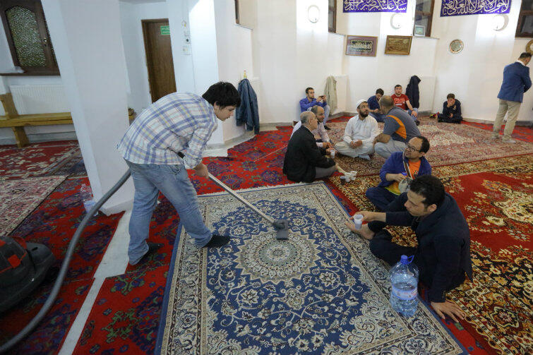 Po kolacji trzeba odkurzyć meczetowe dywany.