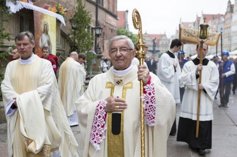 Abp Sławoj Leszek Głódź podczas tegorocznej procesji Bożego Ciała w Gdańsku.

