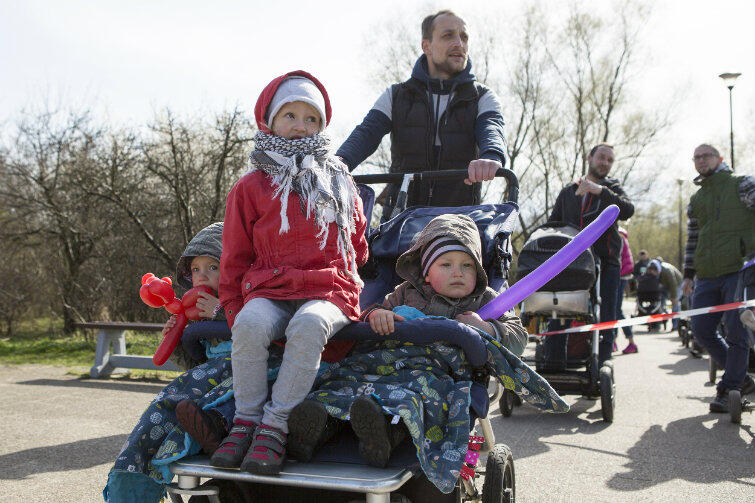 Gdańscy ojcowie potrafią np. doskonale chodzić z wózkami. Zdjęcie zrobione podczas Pierwszych Międzynarodowych Wyścigów Wózków w Chodzie w Parku Reagana (kwiecień 2016).
