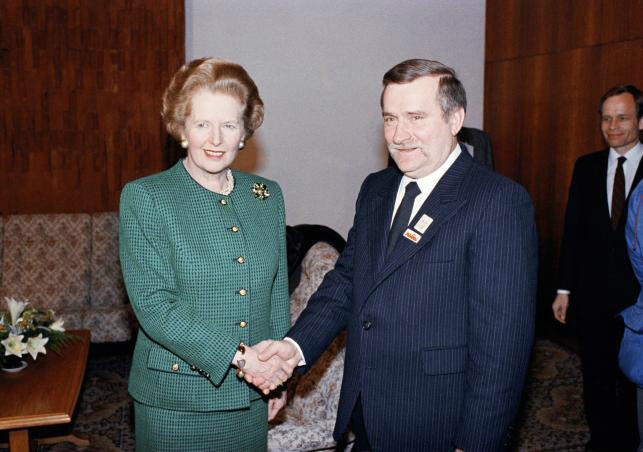 Niegdyś Wielka Brytania aktywnie angażowała się w sprawy Europy, na przykład walcząc z polskim i sowieckim komunizmem. Czy teraz odwróci się do Europy plecami? Na zdjęciu: była premier Wielkiej Brytanii Margaret Thatcher w gościnie u Lecha Wałęsy.
