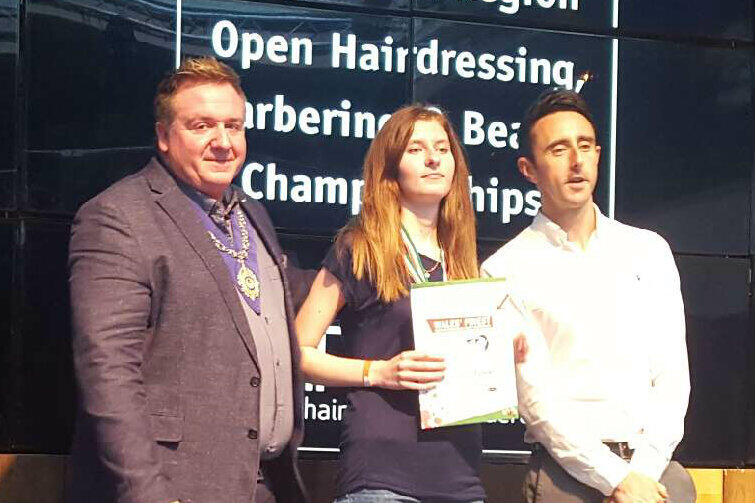 16-letnia Natalia Podgórska jako dwukrotna mistrzyni Walii we fryzjerstwie - w towarzystwie organizatorów.
