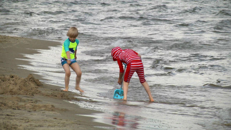 Dzieci na plaży często się gubią
