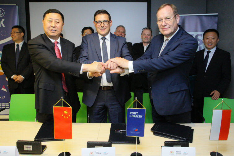 Memorandum przypieczętowane. Od lewej: Zheng Minghui - przewodniczący Grupy Port Qingdao, Łukasz Greinke - prezes Zarządu Portu Morskiego Gdańsk oraz Julian Skelnik - dyrektor ds. kontaktów zagranicznych ZPMG.
