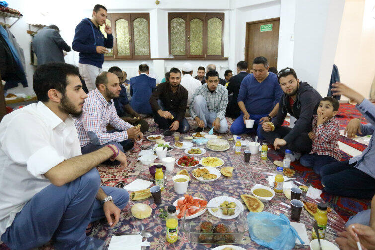Sobotni wieczór zakończy się specjalną kolacją, zwaną iftarem. Na zdjęciu: iftar w oliwskim meczecie. 
