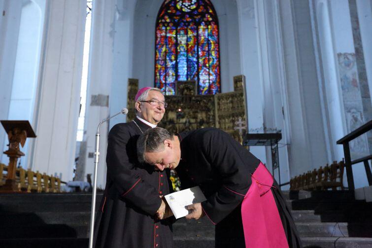 Arcybiskup Sławoj Leszek Głódź został w piątek jednym z donatorów akcji
