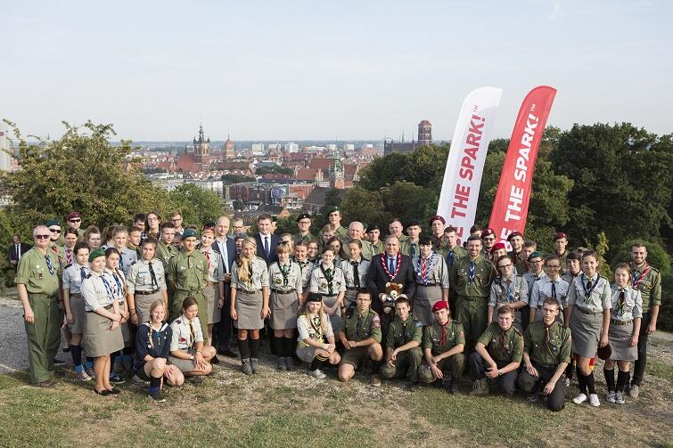 Z harcerzami na pewno będzie super! Zdjęcie wykonane podczas uroczystości podpisania listu intencyjnego w sprawie promocji World Scout Jamboree w Gdańsku przez byłego Ministra Spraw Zagranicznych Grzegorza Schetynę.

