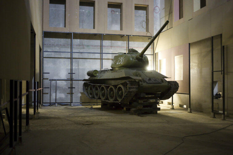 Radziecki T34 będzie stał w sali pokazującej zniszczenia Warszawy po Powstaniu. T34 niósł wyzwolenie od nazistów, a jednocześnie zniewolenie. Takie czołgi pacyfikowały powstania w Budapeszcie czy Pradze. 
