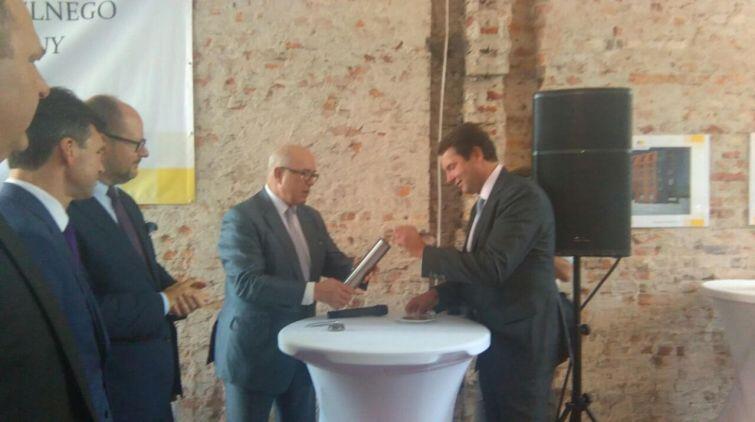 Adam Trybusz (trzyma tubę) jest współinwestorem projektu. Na piątkową uroczystość zaprosił m.in. prezydenta Gdańska.
