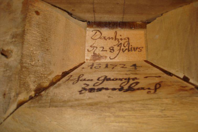 Wewnętrzna, drewniana, część słynnego kabinetu Johanna Georga Zernebacha z pełną sygnaturą, która świadczy, że mebel wykonano w 1724 r. w Gdańsku.  Zakup eksponatu dofinansowało Ministerstwo Kultury i Dziedzictwa Narodowego.

