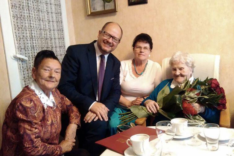 We wspólnym świętowaniu setnych urodzin pani Janiny uczestniczyły jej dwie córki i prezydent Gdańska Paweł Adamowicz
