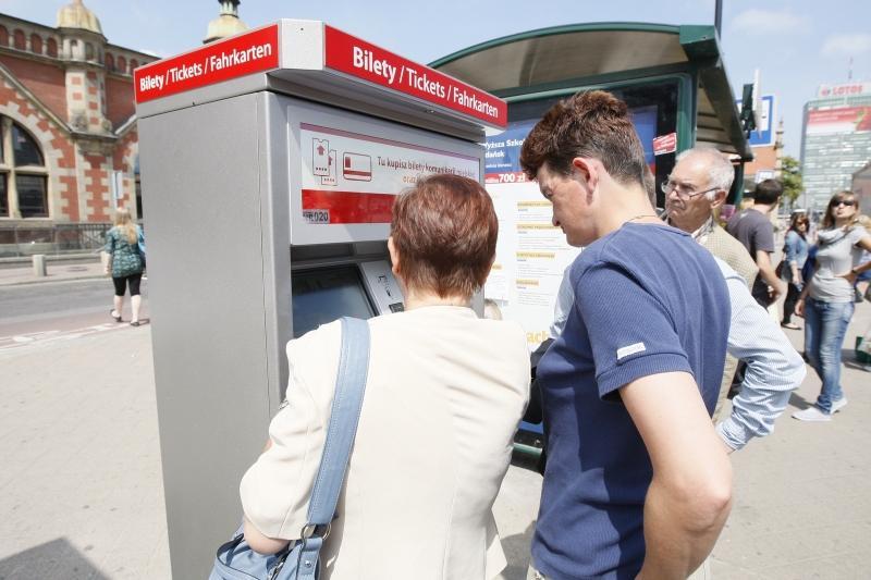 Taki automat stoi na przystanku tramwajowym przy Dworcu Głównym od czerwca 2011 roku
