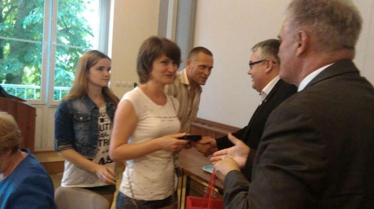 Po przyjeździe do Gdańska Ukraińcy otrzymali klucze do mieszkań socjalnych. Wręczał je zastępca prezydenta Gdańska Piotr Kowalczuk i szef gdańskich radnych, Bogdan Oleszek.

