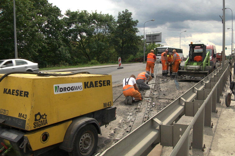 Ekipa remontowa w trakcie prac przy naprawie jednej z dylatacji wiaduktu.
