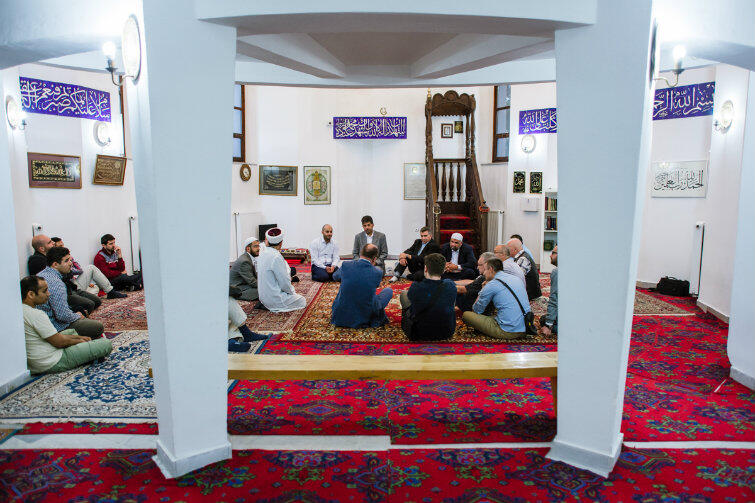 Wnętrze sali modlitewnej meczetu w Oliwie. Rozmowa prezydenta Gdańska Pawła Adamowicza ze starszyzną gminy muzułmańskiej. Powyżej widać podłogę antresoli, gdzie przygotowano iftar.