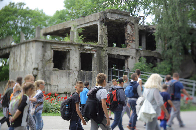 Wycieczka szkolna przechodzi obok ruin koszar na Westerplatte. Czy wkrótce dzieci będą się uczyć o zdrajcy, który poddał Składnicę, bo był agentem Niemców?
