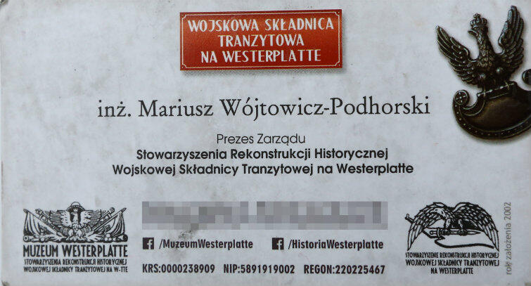 Wizytówka, którą Mariusz Wójtowicz-Podhorski wręczył Dorocie Stachurze, przewodniczce PTTK, mówiąc, że nie zna ona faktów dotyczących Westerplatte. 
