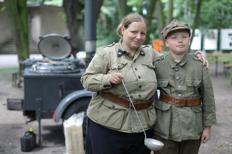 Westerplatte 2016: Joanna Minczykow i jej syn Józef przy niemieckiej kuchni polowej z 1942 roku. Można zjeść grochówkę z międzywojennego przepisu.
