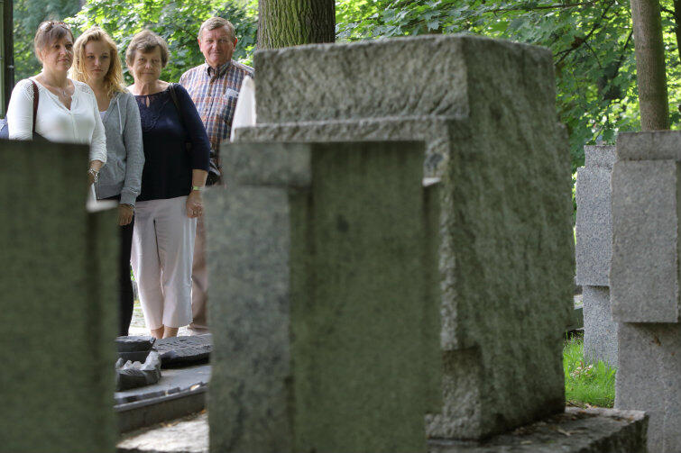 Rodzina Sucharskiego przy grobie majora: od lewej Anita Misiaszek z córką Aleksandrą, Helena Bugajska i Jan Dudek z Gręboszowa.
