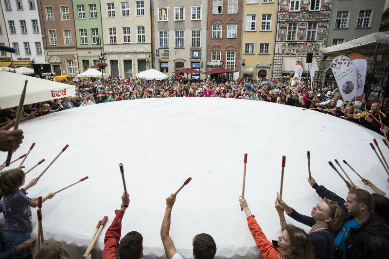 Zgodnie z tradycją rozpoczęcie Jarmarku św. Dominika obwieszcza 100 osób grających jednocześnie na największym bębnie świata. Tak bębniono w Gdańsku w 2015 r.
