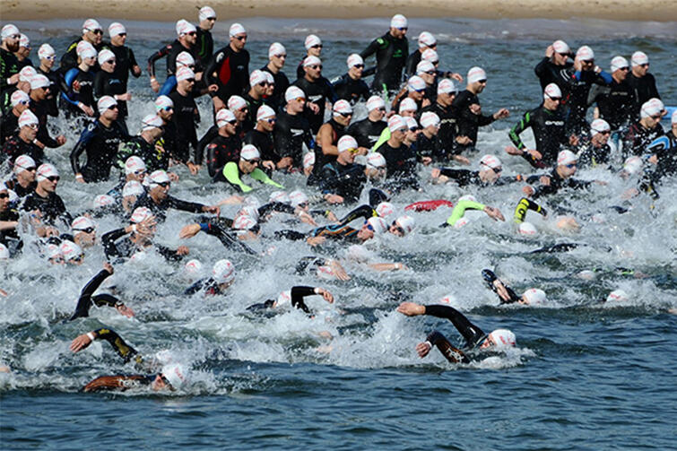 Zawodnicy zmierzą się z dystansami: 1,5 km pływania, 40 km jazdy rowerem i 10 km biegu.
