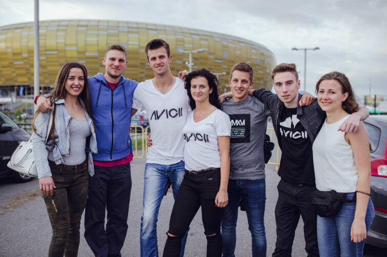 Już kilka godzin przed koncertem przed Stadionem Energa Gdańsk zbierały się grupy fanów, w oczekiwaniu na dobrą zabawę ze swoim idolem.
