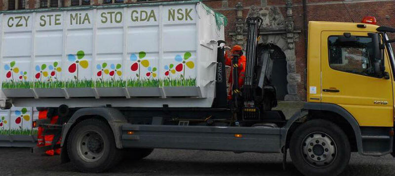 Ciężarówka z kontenerem na odpady wielkogabarytowe