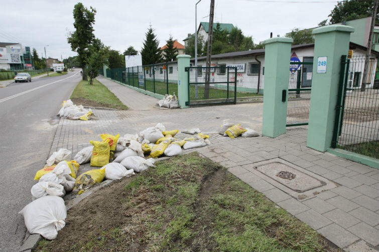 Worki ze śmieciami przy ul. Kartuskiej