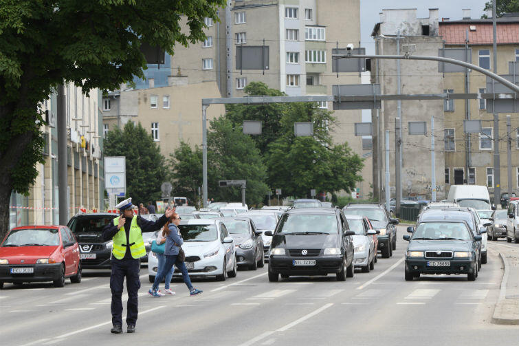 Na skrzyżowaniu przy Galerii Bałtyckiej w piątek i sobotę ruchem kierowali policjanci. Nie było prądu i nie działała sygnalizacja świetlna
