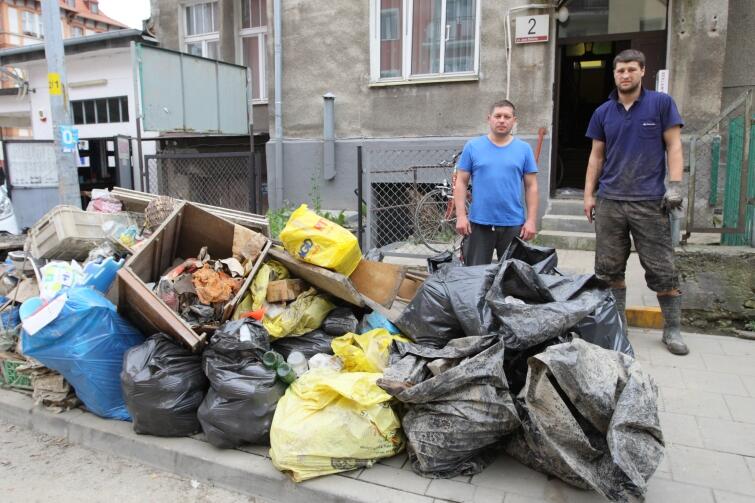 Witalij i Paweł Piotrowski czekają na kontener. Witalij zapowiada, że jak straci cierpliwość, wrzuci gnijące śmieci na drogę...