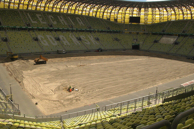 Na razie płyta Stadionu Energa Gdańsk wygląda jak jedna wielka piaskownica, ale już wkrótce ma tu być murawa lepsza niż kiedykolwiek.
