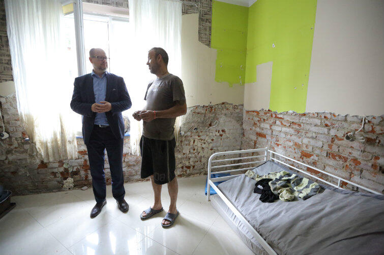 Wiesław Borysewicz tłumaczy prezydentowi Pawłowi Adamowiczowi, jak wyglądała powódź w jego mieszkaniu. 
