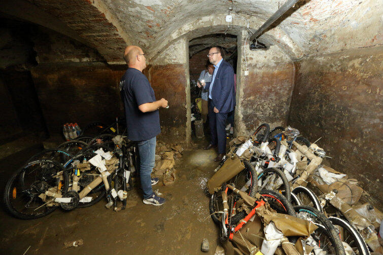 Prezydent Gdańska w piwnicy należącej do sklepu rowerowego na tzw. Wysepce.
