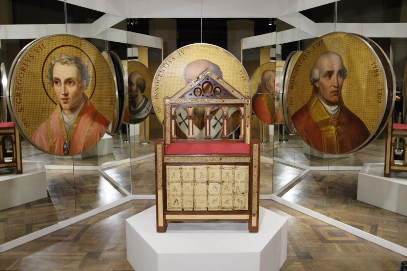 Dwudziestowieczna kopia tronu papieskiego umieszczonego w tzw. Glorii Berniniego w absydzie Bazyliki św. Piotra w Rzymie