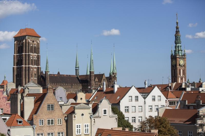 Widok na wieżę Ratusza Głównego Miasta z dachu Teatru Szekspirowskiego.