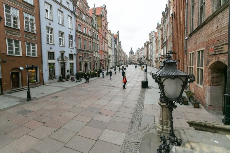 Ul. Długa, podobnie jak połączony z nią Długi Targ, to miejsce, które zwiedzają niemal wszyscy przybywający do Gdańska turyści. Czego brakuje? Na pewno zieleni. Na pewno też trzeba przeprowadzić gruntowny remont nawierzchni.