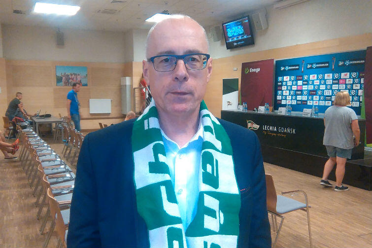 Kazimierz Koralewski, przewodniczący klubu PiS w radzie miasta Gdańska, w szaliku Lechii, w sali konferencyjnej stadionu. Mówi, że sport jest ponad polityką. 