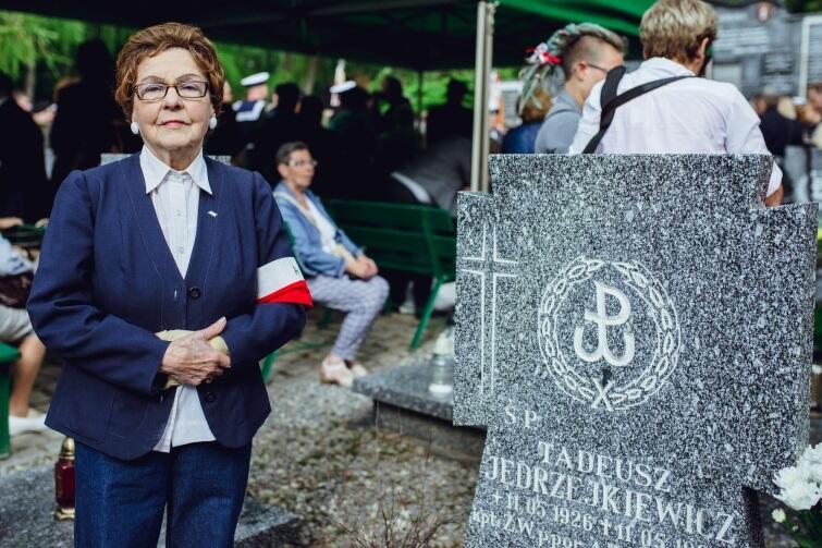 92-letnia Aleksandra Koczorowska z Zaspy przy grobie przyjaciela i przyjaciółki z AK. Koczorowska służyła w AK na Kielecczyznie, w oddziałach Ponurego.