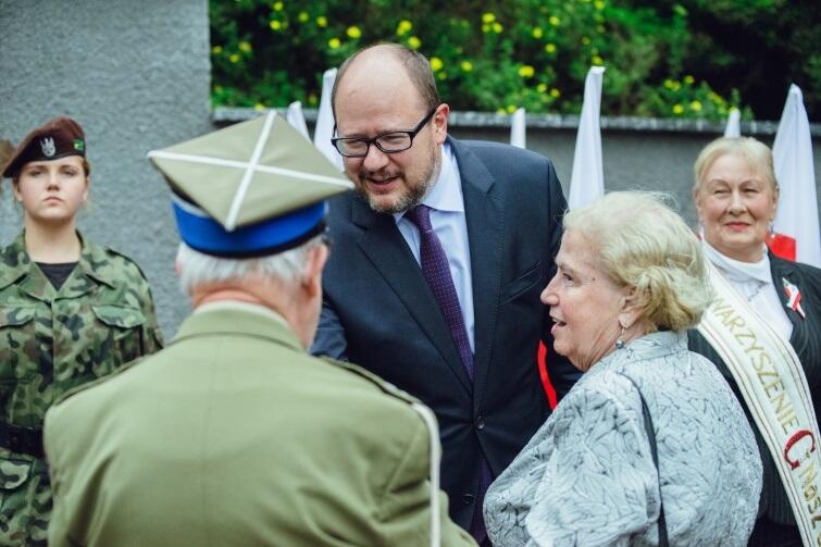 Prezydent Adamowicz wita się z weteranami AK. 