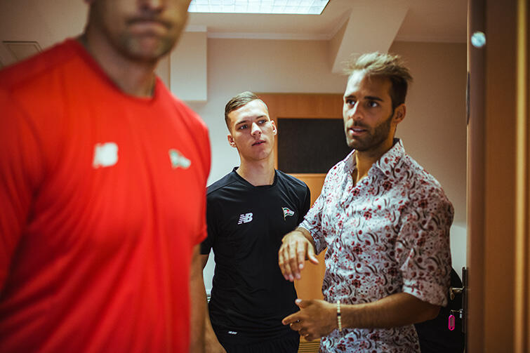 Adamczewski ma świetny kontakt z drużyną. Na zdjęciu Marco Paixao w eleganckiej koszuli oraz Lukas Haraslin w równie eleganckiej czerni.