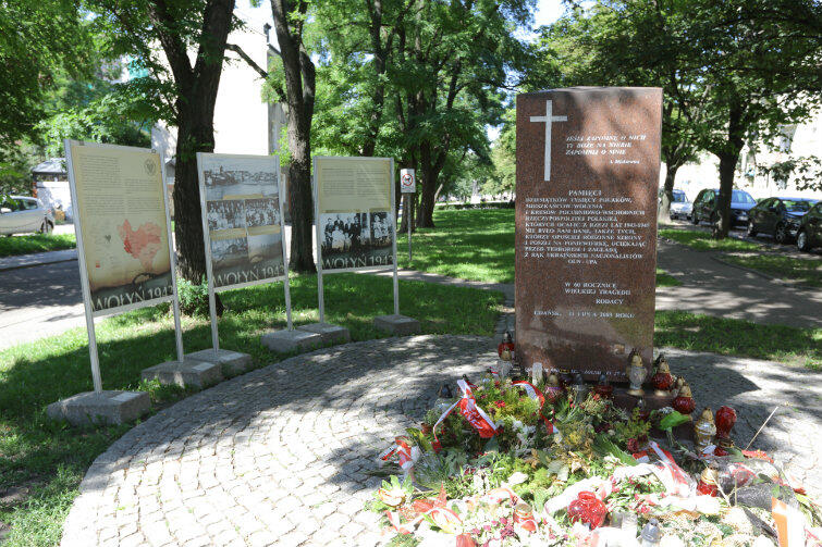 Wystawa przy gdańskim pomniku ofiar ludobójstwa dokonanego w 1943 r. przez ukraińskich nacjonalistów na sąsiadach Polakach - powód wymiany korespondencji między prezydentem Gdańska a IPN.